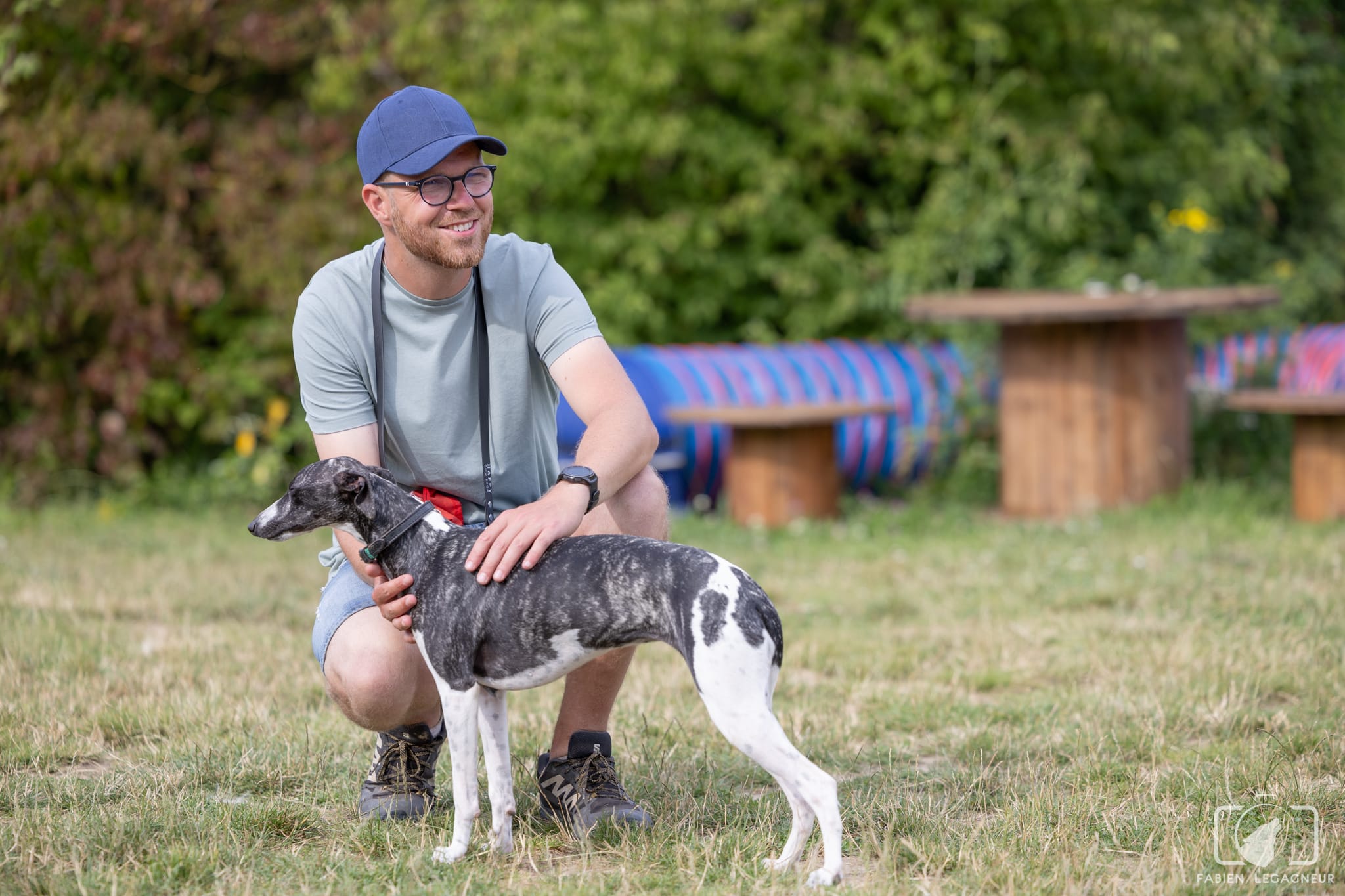 Éducateur canin complice avec un chien lors d'une séance en extérieur